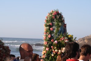 Procissão de Nossa Senhora da Praia reúne centenas na Praia das Maçãs