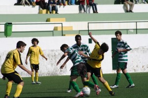 Futebol- Juvenis da AFL; Lourel dá goleada (5-1) ao Loures na Divisão de Honra da AFL Futebol- Juvenis da AFL; Lourel dá goleada (5-1) ao Loures na Divisão de Honra da AFL