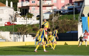 Futebol- Nacional da III Divisão; Sintrense bate Oeiras (2-1) e alcança o topo da classificação na Série-E Futebol- Nacional da III Divisão; Sintrense bate Oeiras (2-1) e alcança o topo da classificação na Série-E