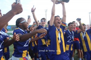 Taça de campeão viajou para a vitrine do Atlético CP
